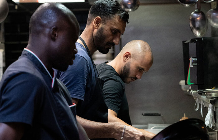 Brigata di cucina Osteria Kobuta Cagliari lavoro di squadra